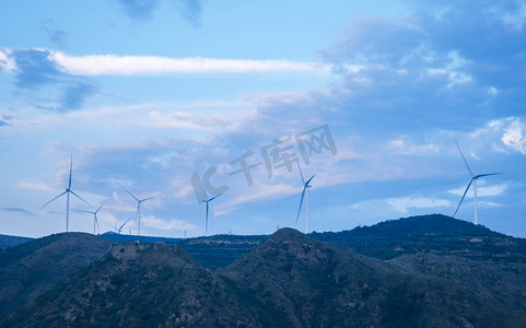 新能源白天风车山峰风力发电摄影图配图