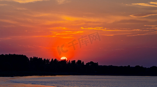 水面扁平风摄影照片_夏天风光傍晚烧红的云彩户外水面夕阳西下摄影图配图