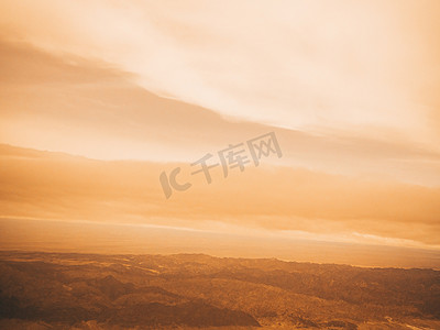 自然风光黄昏黄色云彩天空漂浮摄影图配图