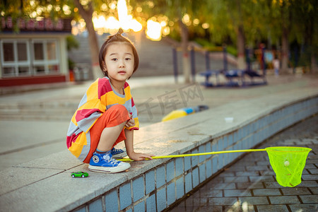 夏日儿童人像夕阳小男孩公园可爱的看向前面摄影图配图