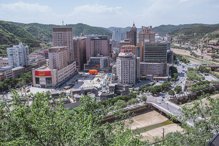 城市俯瞰摄影照片_城市白天延安城市山上俯瞰俯视摄影图配图