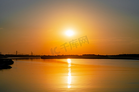 太阳橙色摄影照片_夏天风光黄昏海边日落户外天空夕阳西下摄影图配图