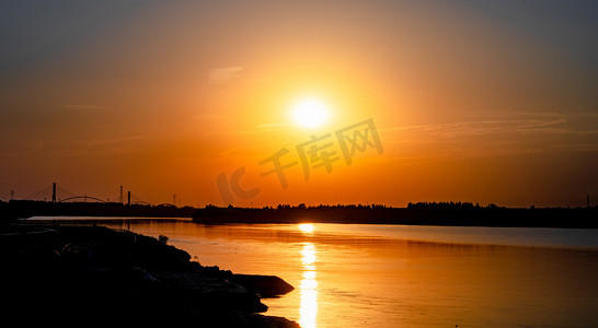 夏天海边日落傍晚太阳户外海边夕阳西下摄影图配图