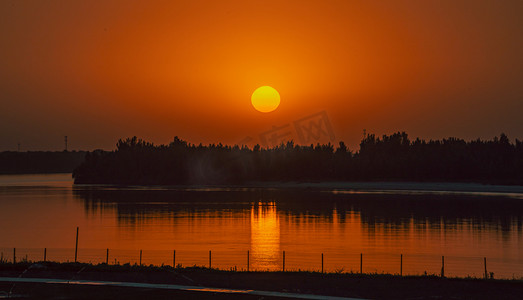 夏天自然风光傍晚太阳户外湖畔边夕阳西下摄影图配图