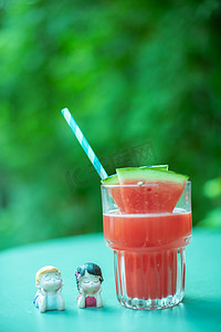 夏日饮品白天西瓜汁放着娃娃的桌子上文艺唯美背景摄影图配图