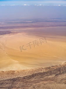 俯瞰山川摄影照片_空中航拍白天大片沙漠飞机上俯瞰沙漠摄影图配图