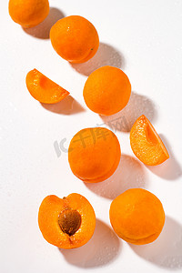 俯视背景图摄影照片_静物水果黄杏桃子新鲜蔬果摄影图配图