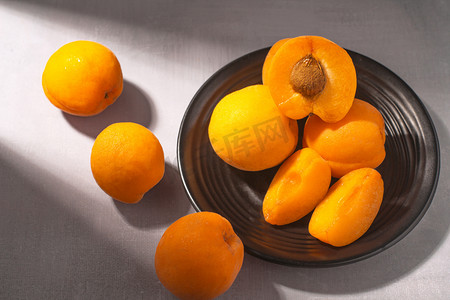 静物新鲜水果黄杏黄桃桃子摄影图配图