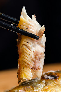 烤鱼logo摄影照片_美食白天烤鱼食物拍摄摄影图配图