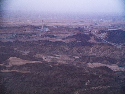 空中航拍白天山脉山峦飞机上俯拍风光摄影图配图