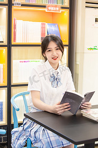 书店学生美女JK青春摄影图配图