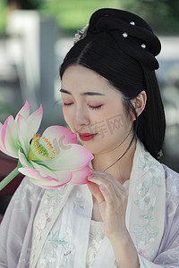 赏荷正午女性亭子闭眼摄影图配图