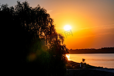 黄色海边摄影照片_夏天日落风光傍晚夕阳户外海边太阳缓缓落下摄影图配图