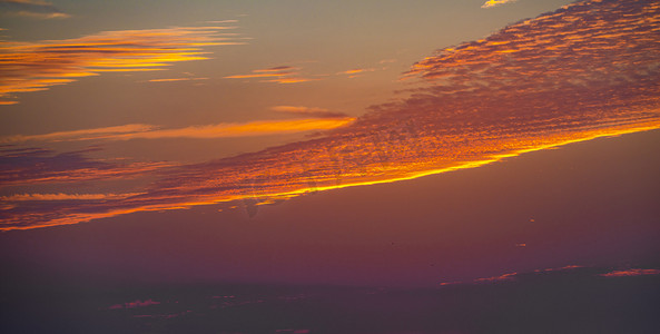 橙色日落摄影照片_夏天日落风光夕阳天空晚霞户外飘动的云彩摄影图配图