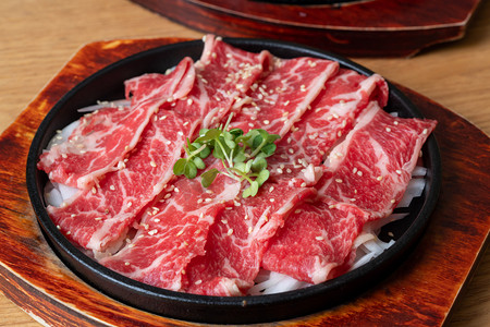 清燉牛肉面条摄影照片_牛肉白天美食食物拍摄摄影图配图