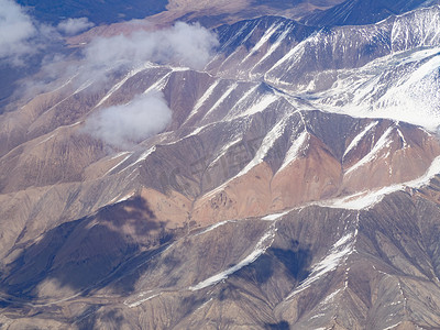 空中航拍风景白天雪山山脉飞机上俯瞰山峰摄影图配图