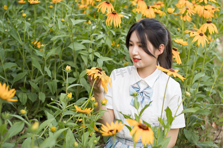 文艺学生阳光美女制服摄影图配图