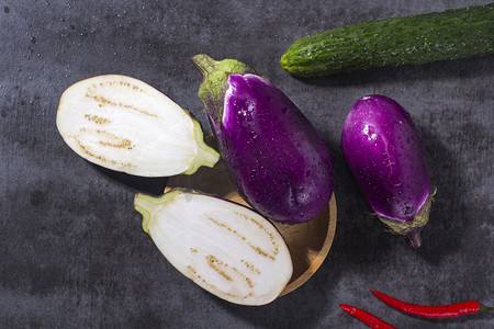 静物蔬菜切片茄子紫色茄子新鲜茄子摄影图配图
