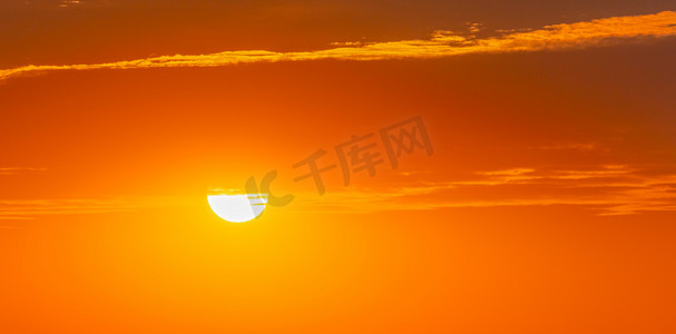 手绘太阳能板摄影照片_夏天风光夕阳太阳户外天空太阳露出云层摄影图配图