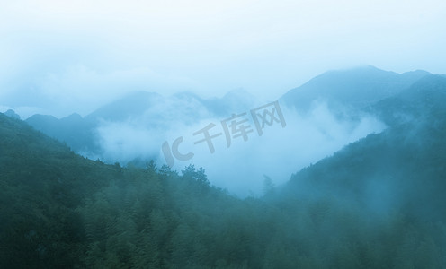 山里的云雾下午云雾山里无摄影图配图
