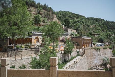 风景摄影照片_革命地风景白天延安市宝塔山窑洞室外全景摄影图配图