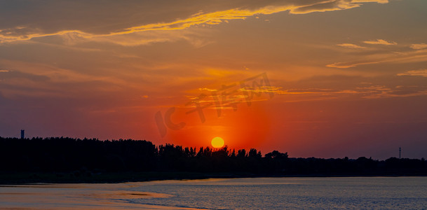 夕阳风光摄影照片_夏天风光傍晚云彩户外天空夕阳西下摄影图配图