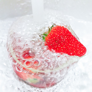 草莓饮品摄影照片_草莓晚上莓水池品摄影图配图