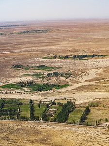 沙地蜜薯摄影照片_空中航拍白天沙地田地飞机上俯瞰地面全貌摄影图配图
