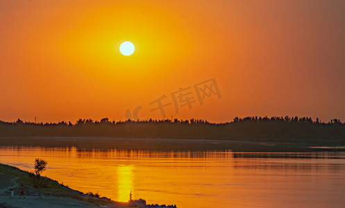 夏天风光傍晚太阳户外湖畔边夕阳西下摄影图配图