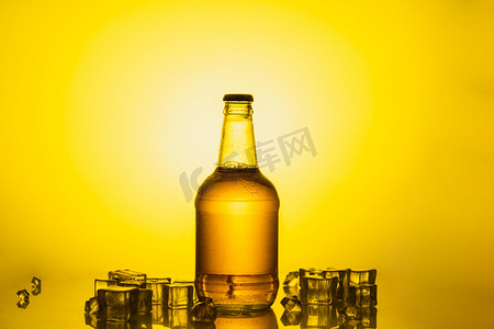 啤酒夏日饮品室内酒水摄影图配图