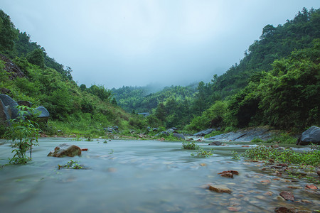 青苔石头摄影照片_山里溪水下午溪水山里无摄影图配图