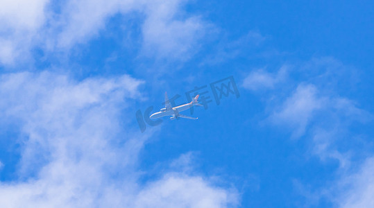 夏天天空拍摄白昼天空划过的飞机户外仰拍摄影图配图