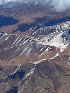 山川俯瞰摄影照片_飞机航拍白天雪山飞机上俯瞰山峦摄影图配图