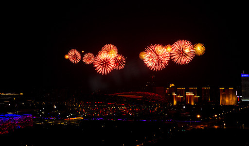 建党节夜晚烟花秀鸟巢体育馆烟花燃放摄影图配图