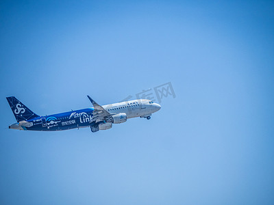 蓝天上的飞机白天飞机在天空中飞翔摄影图配图