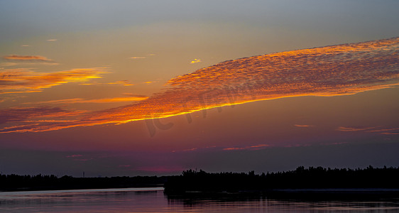 太阳光线摄影照片_夏天日落天边风光夕阳天空晚霞户外太阳缓缓落山摄影图配图