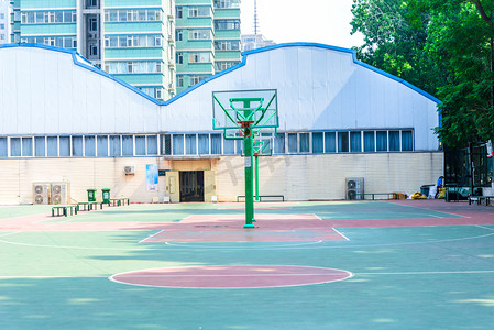 学校篮球场摄影照片_学校白天篮球架校园摆放摄影图配图