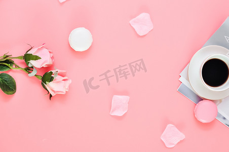 白色玫瑰摄影照片_假日粉色桌面背景文艺休闲摄影图配图
