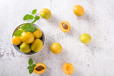 美食水果白天薄荷叶和油杏桌子上摆放摄影图配图