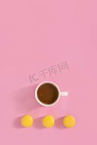 咖啡甜点摄影照片_马卡龙咖啡粉色背景甜品素材摄影图配图
