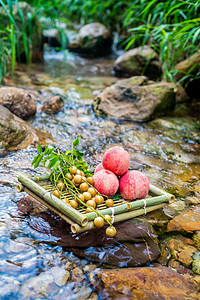 夏天摄影照片_水蜜桃黄皮傍晚水果溪边美食摄影图配图