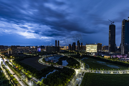 乌云雨摄影照片_雨夜傍晚傍晚杭州楼顶看杭州夜景摄影图配图