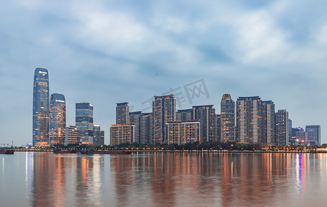 广州琶洲新区夜色晚上建筑物江边拍摄摄影图配图