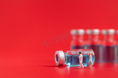 医疗药品疫苗微缩创意红色摄影图配图