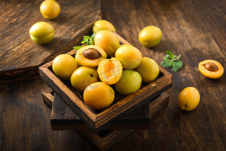 美食水果白日木盘子油杏桌子上放置摄影图配图