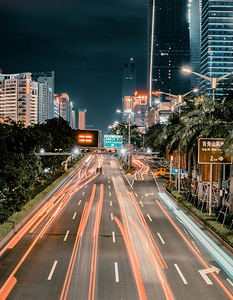 汽车交通摄影照片_光轨夜晚车道路运动摄影图配图