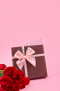 玫瑰花礼盒粉色背景情人节摄影图配图
