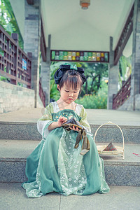 粽子摄影照片_端午姑娘下午儿童桥拆粽子摄影图配图