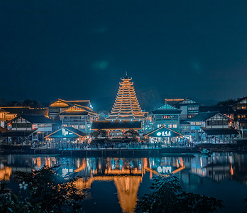 古风建筑夜晚塔夜景镜面摄影图配图