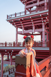 古风小女孩夕阳儿童户外摄影图配图